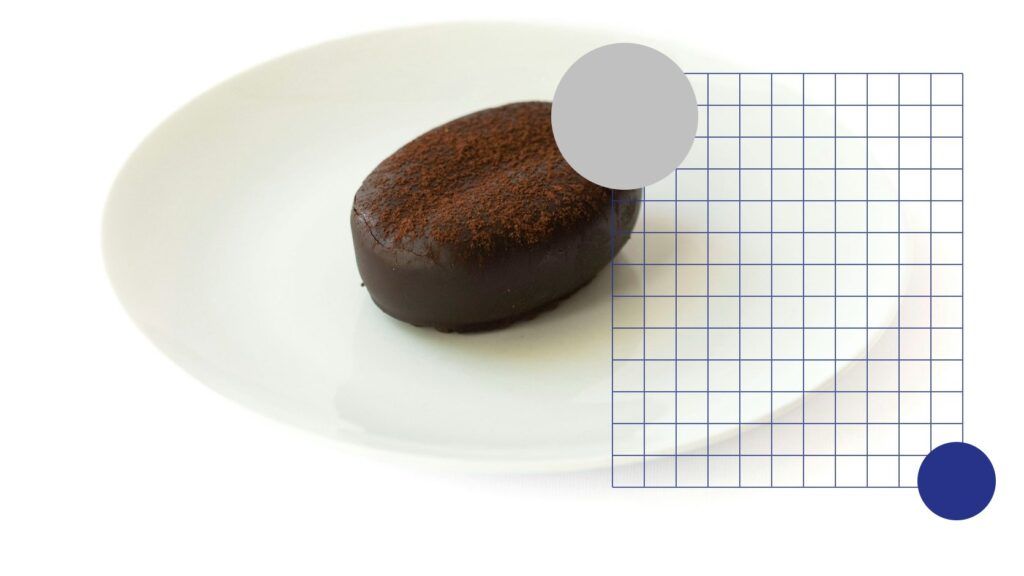 Minimalistisch dessert met bladgoud op een wit bord