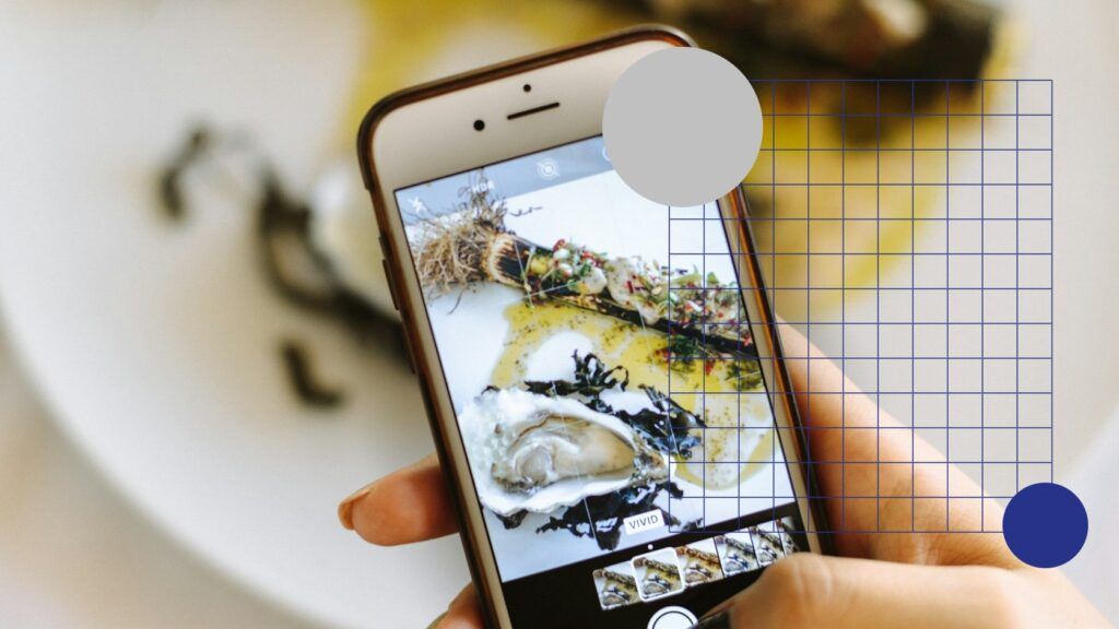 Gast fotografeert een fine-dininggerecht met de smartphone